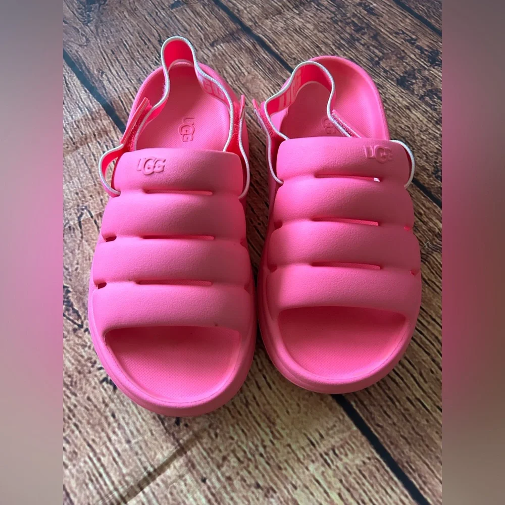 UGG touch cheerful